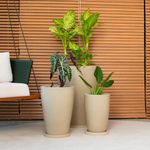 KIT DE 3 VASOS CONE LISO BRANCO MÁRMORE COM PRATOS