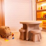 KIT DE 1 MESA BAIXA ROSA CHICLETE E 4 BANCOS KIDS