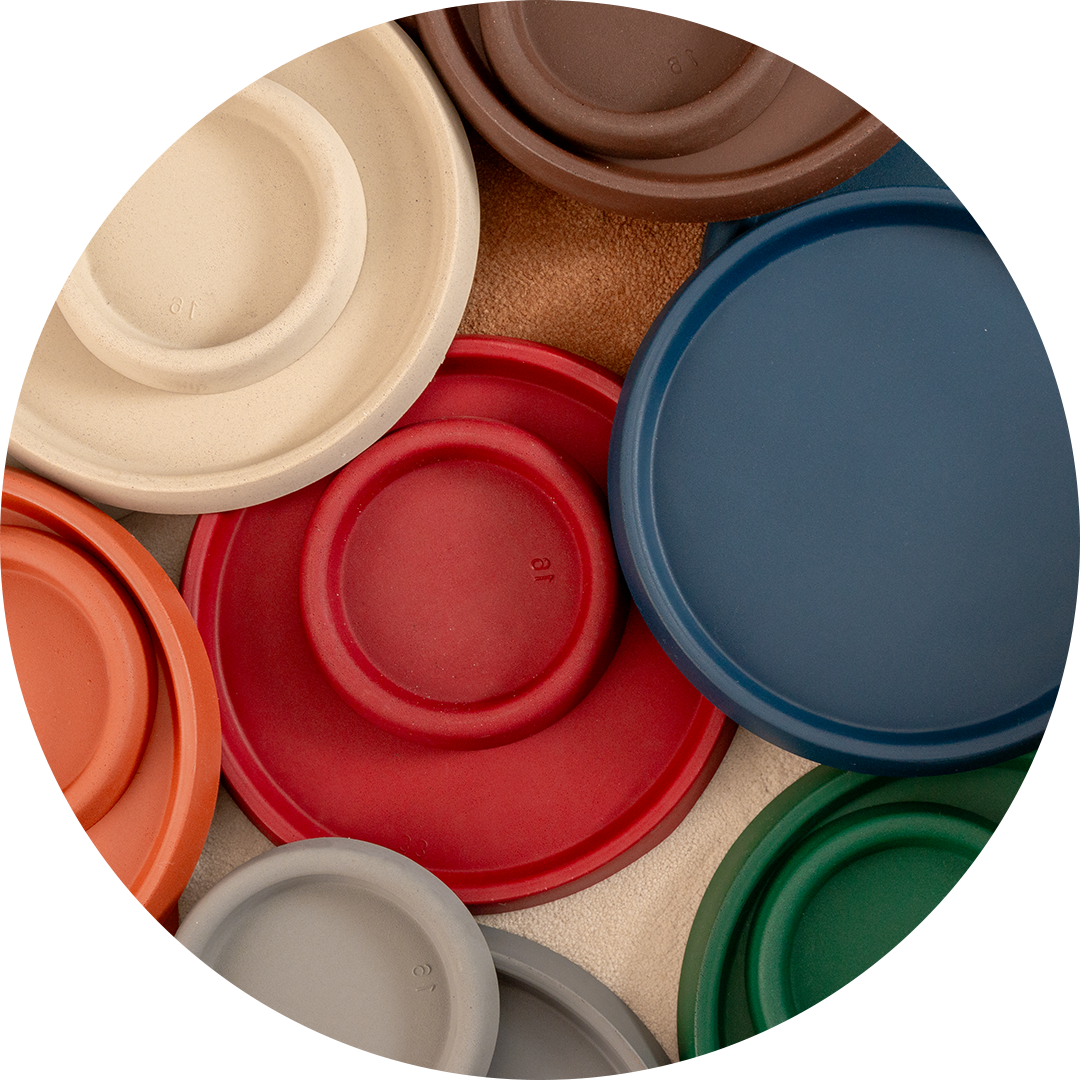 Pratos duráveis, variados e compatíveis, evitam água no chão e completam vasos circulares.